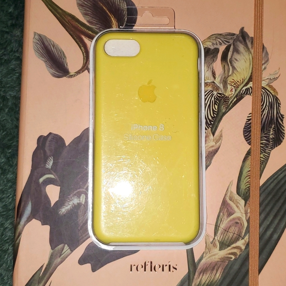 Apple IPhone Silicone Case **Fits 8 or SE CANARY**